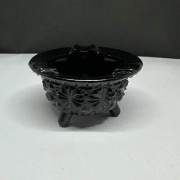 L. E. Smith  Black Amethyst Daisy Button Cigarette Ashtray - Picture 7 of 7